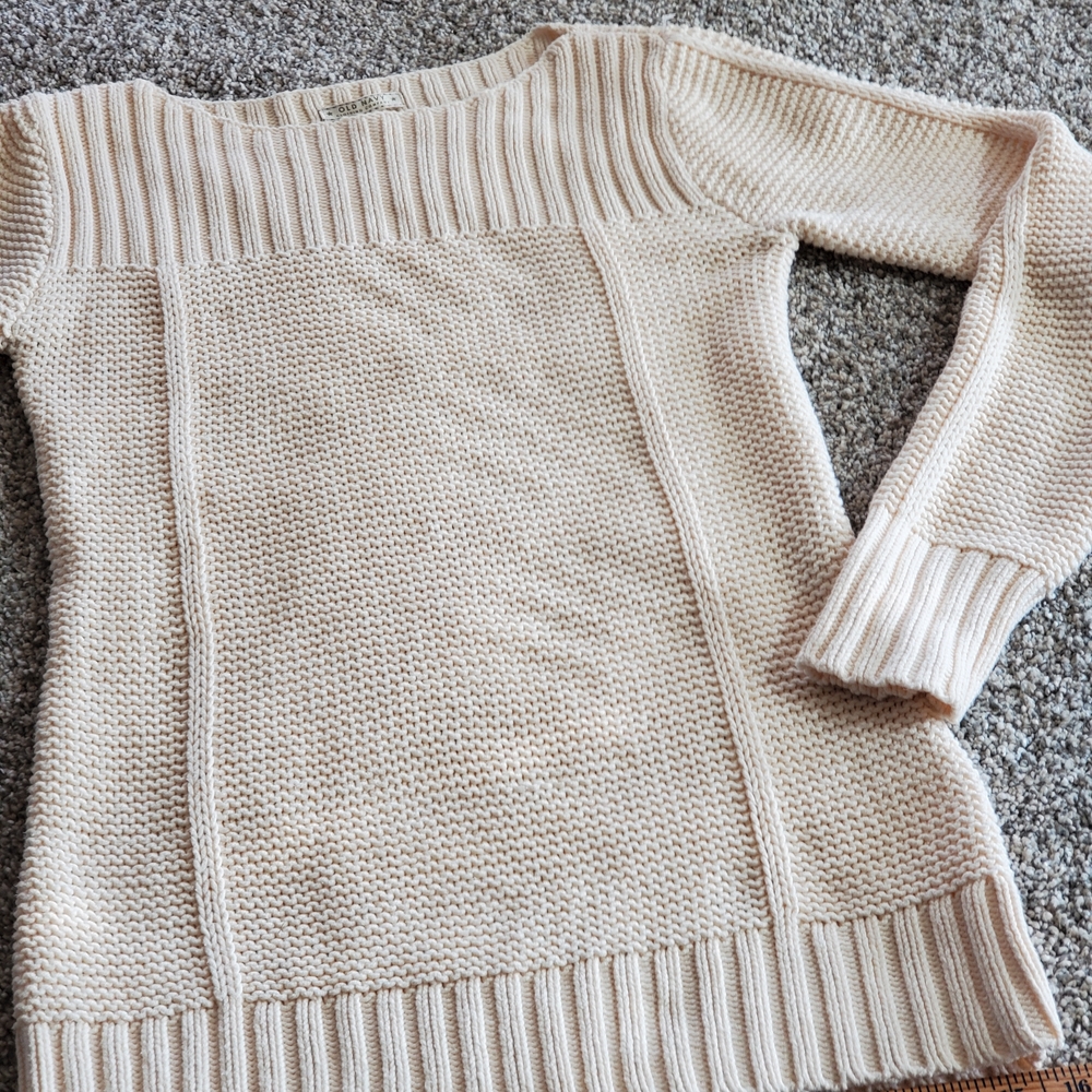 Old Navy Women's Cream Colored Crew Neck Sweater Size M